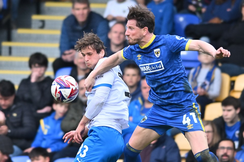 Read more about the article Ex-Chelsea defender Sam Hutchinson undergoes heart surgery as EFL club release statement