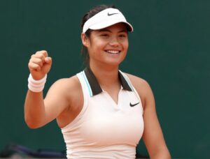 Read more about the article Emma Raducanu fights through after stopping French Open match for medical attention