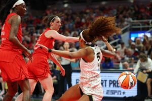 Read more about the article Angel Reese held back by referee after Caitlin Clark draws flagrant foul for shove in fiery Fever-Sky contest