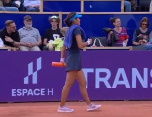 Read more about the article Danielle Collins’ face says it all as Emma Raducanu forced off court just days from French Open