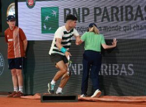 Read more about the article Carlos Alcaraz falls on line judge after colliding with French Open advert board