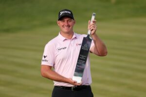 Read more about the article Shane Lowry refuses to speak to media as rival reveals message from Rory McIlroy after dramatic win