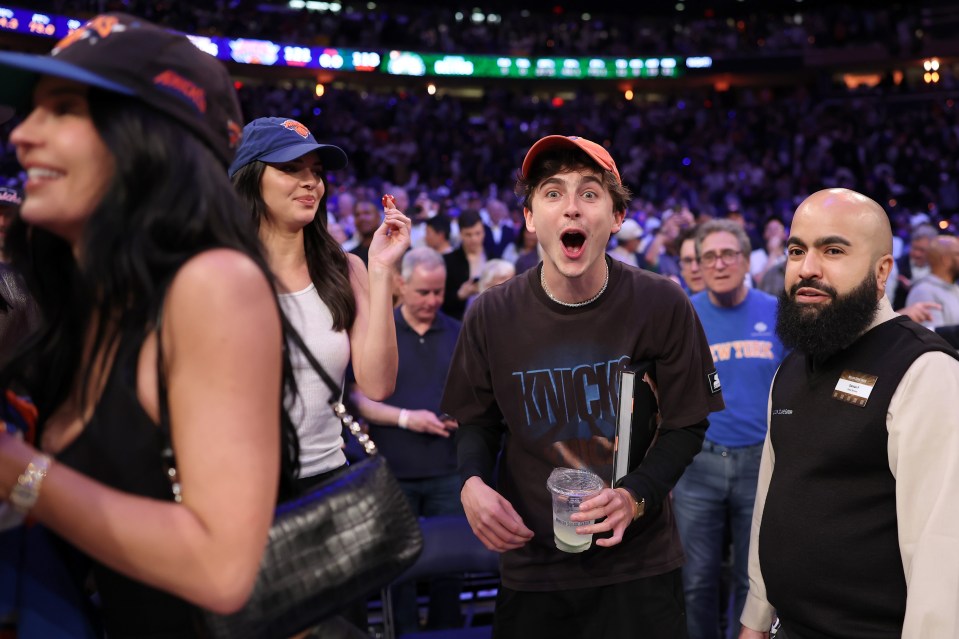 You are currently viewing Timothee Chalamet is reversing the Drake and Kardashian curse and has New York Knicks fans believing 26-year drought is over 