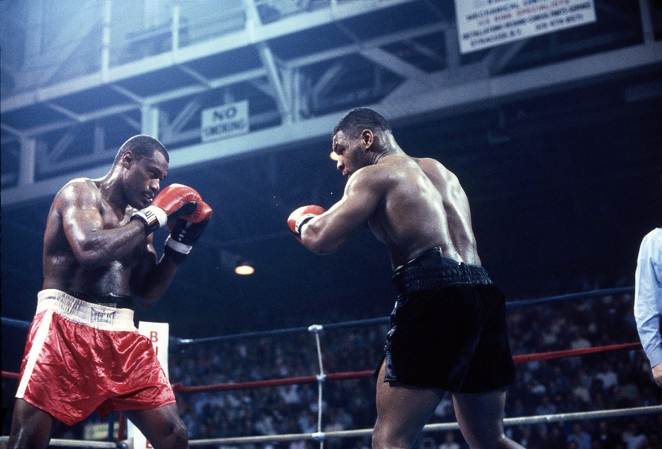 Read more about the article Mike Tyson flattened opponent with crushing blow before rival was disqualified in bizarre win
