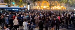 Read more about the article Police use tear gas on fans in ugly scenes outside Parc des Princes during Paris Saint-Germain vs Arsenal