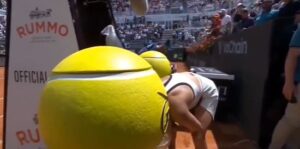 Read more about the article Tennis star throws up immediately after beating Naomi Osaka and makes Italian Open history