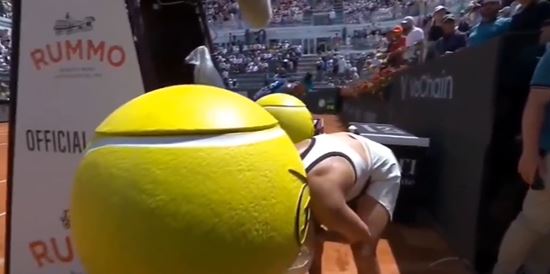 You are currently viewing Tennis star throws up immediately after beating Naomi Osaka and makes Italian Open history