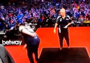 Read more about the article Phil Taylor had to intervene as rival suffered sudden injury mid-darts match