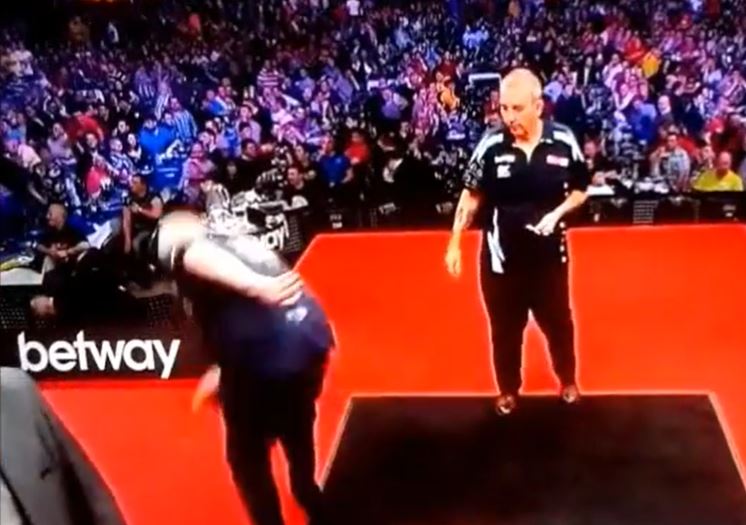 You are currently viewing Phil Taylor had to intervene as rival suffered sudden injury mid-darts match