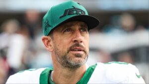 Read more about the article Steelers star sends clear message to Aaron Rodgers amid holdout as veteran QB drops new hint
