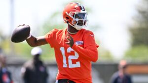 Read more about the article Shedeur Sanders proves doubters wrong with message to teammates after footage catches him ‘breaking’ Baker Mayfield NFL record