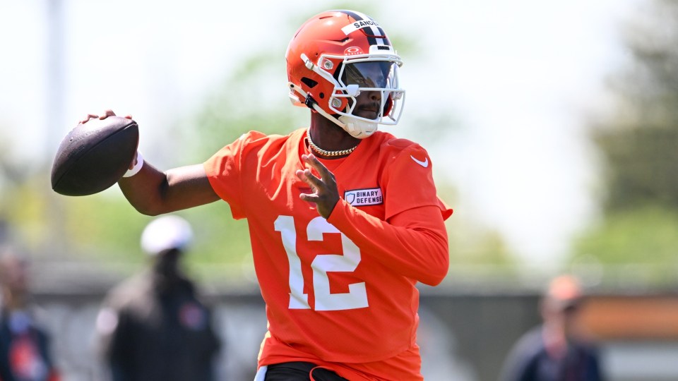 Read more about the article Shedeur Sanders proves doubters wrong with message to teammates after footage catches him ‘breaking’ Baker Mayfield NFL record