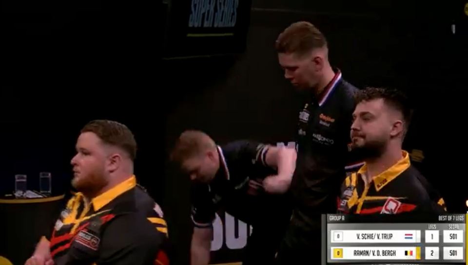 You are currently viewing Darts players in stitches as competitor with ironic name falls off stag