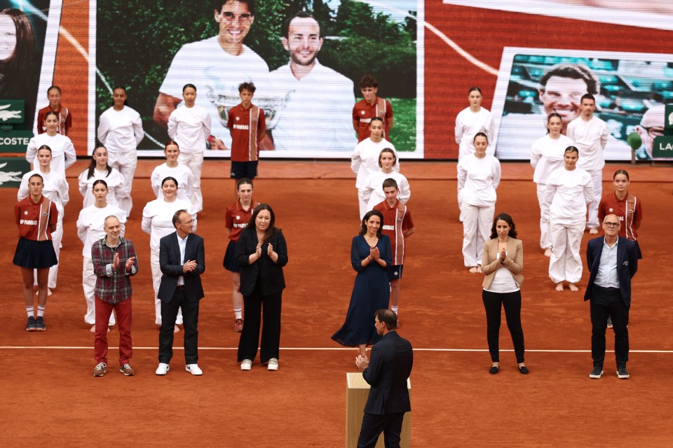 You are currently viewing Rafael Nadal in floods of tears in front of greatest rivals as he is honoured with touching ceremony at French Open