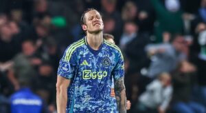 Read more about the article Former Manchester United man angrily slaps away camera as Ajax complete title collapse in front of own fans