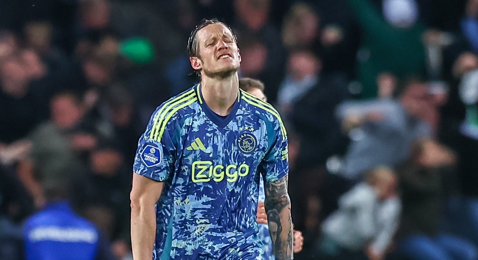You are currently viewing Former Manchester United man angrily slaps away camera as Ajax complete title collapse in front of own fans
