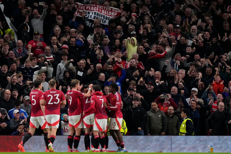 You are currently viewing Man United legend urges club to sign TEN players and build around two current stars