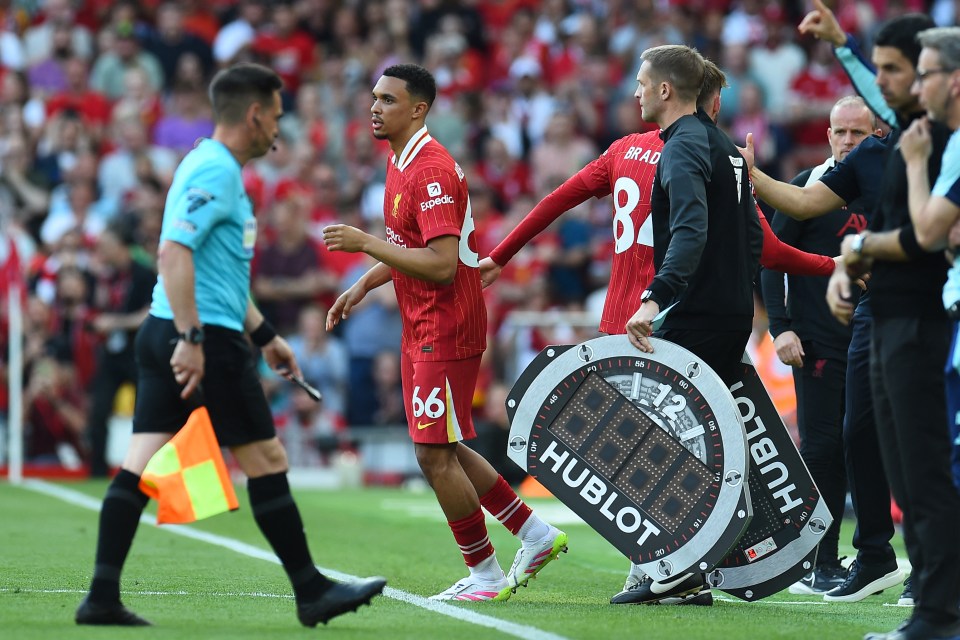 You are currently viewing New footage shows Liverpool star’s telling gesture at fans who booed Trent Alexander-Arnold