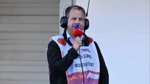 Read more about the article ‘He hasn’t got a clue’ – Martin Brundle’s F1 gridwalk replacement in awkward exchange with Ballon d’Or winner