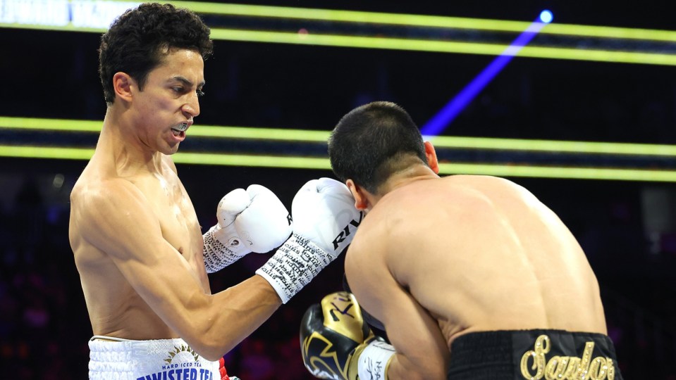 You are currently viewing 6ft-tall featherweight champion stuns fans as he batters rival on Naoya Inoue card: ‘A monster’