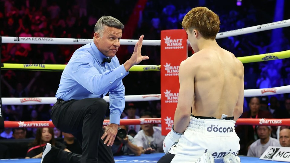 You are currently viewing Brutal ringside footage shows Naoya Inoue getting dropped with vicious left hand and sent shockwaves through crowd