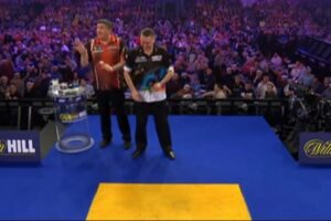 Read more about the article ‘Come on now’ – Darts cult hero has fans and commentators in stitches after flicking away intruder