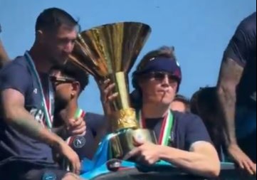 You are currently viewing Smoking Scott McTominay goes wild as he celebrates Napoli title success