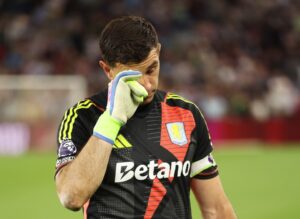 Read more about the article Emi Martinez wanted by Premier League rivals as Aston Villa name their price