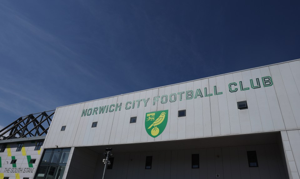 You are currently viewing EFL club release 14 players including Euro 2024 goalkeeper