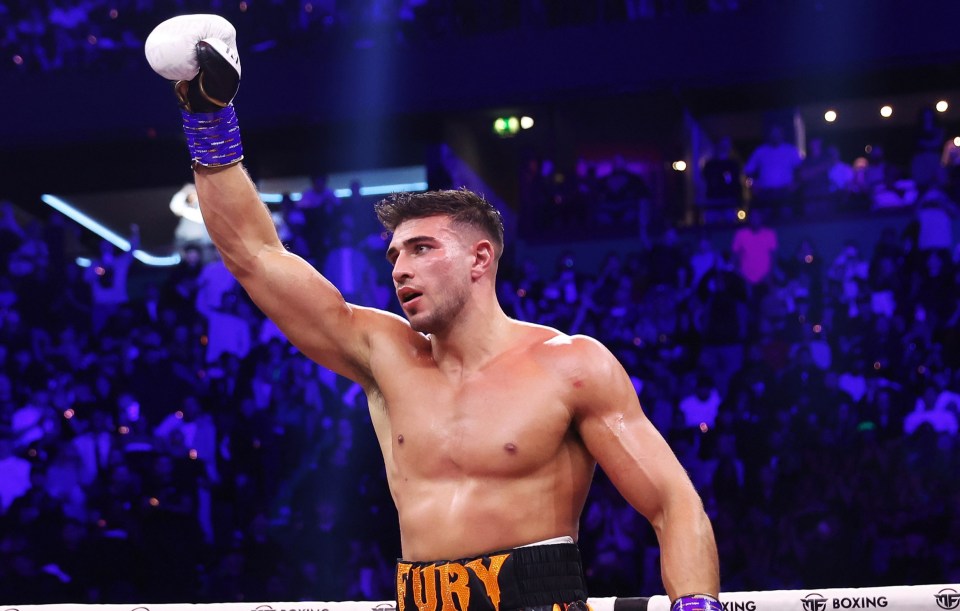 You are currently viewing Tommy Fury enjoys dream comeback after 19 months out to extend perfect record