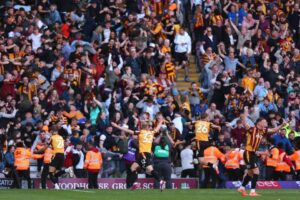Read more about the article Bradford steal promotion from EFL rivals with incredible stoppage-time final day winner