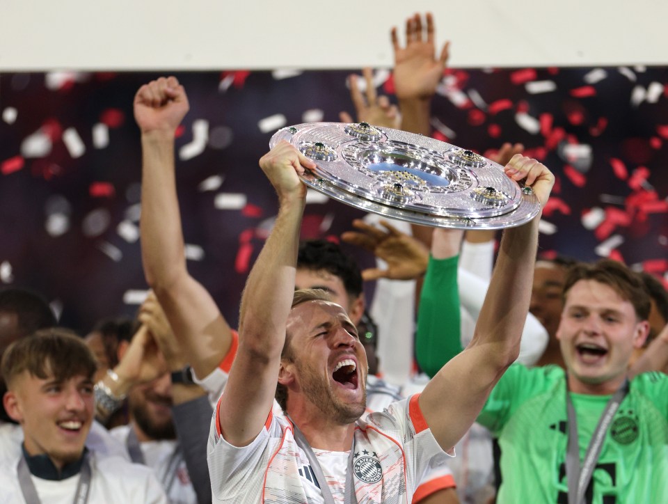 You are currently viewing Harry Kane sends trophy message to Tottenham moments after lifting Bundesliga title