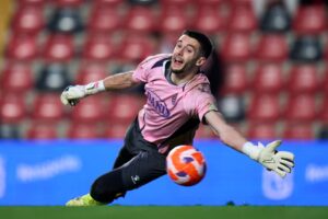 Read more about the article Arsenal face Premier League competition to sign top goalkeeper target