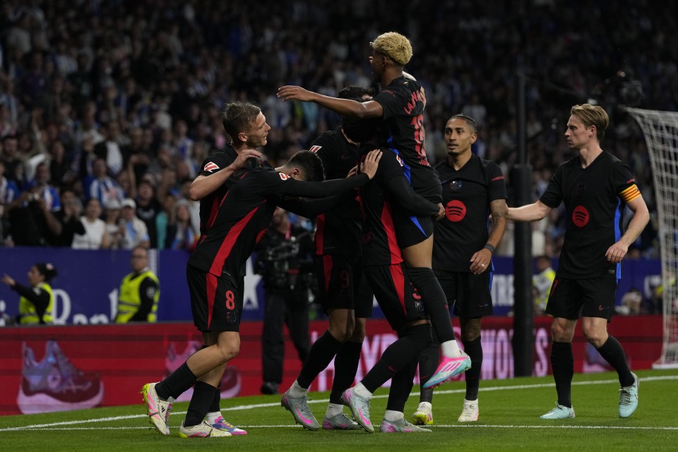 Read more about the article Hansi Flick forces Barcelona players down tunnel as rivals go to extreme lengths to stop title celebrations