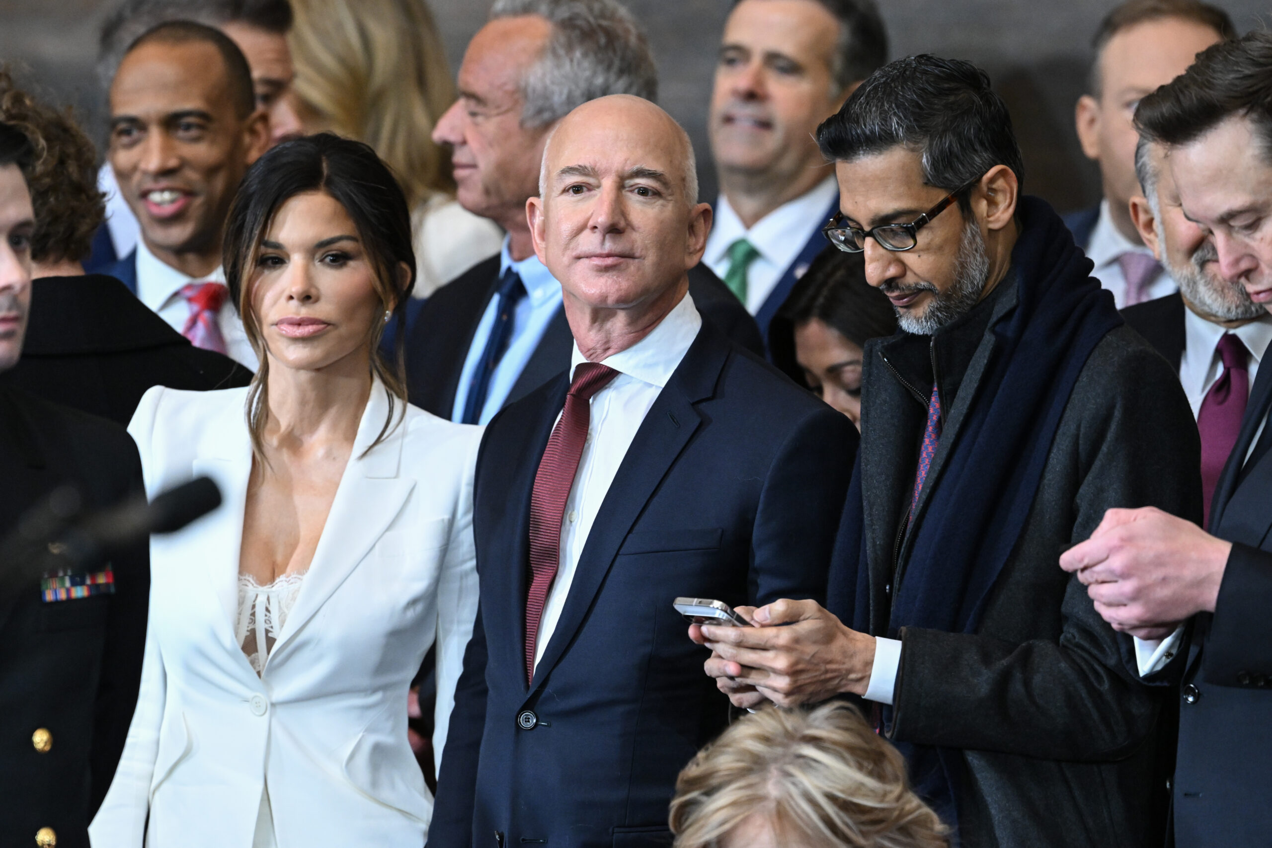 You are currently viewing ‘Wild’ – Fans stunned to learn Jeff Bezos’ fiancée has child with Chiefs star who also works for Amazon