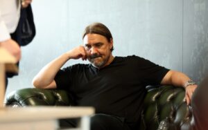 Read more about the article Leeds fans split on true meaning behind Daniel Farke behaviour during trophy lift