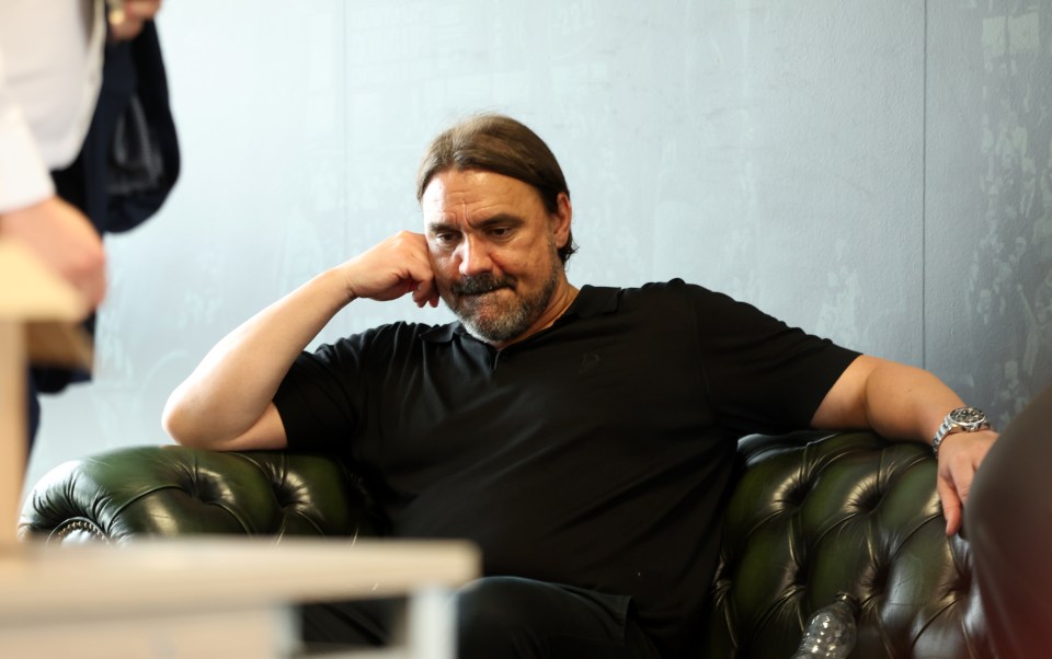 You are currently viewing Leeds fans split on true meaning behind Daniel Farke behaviour during trophy lift