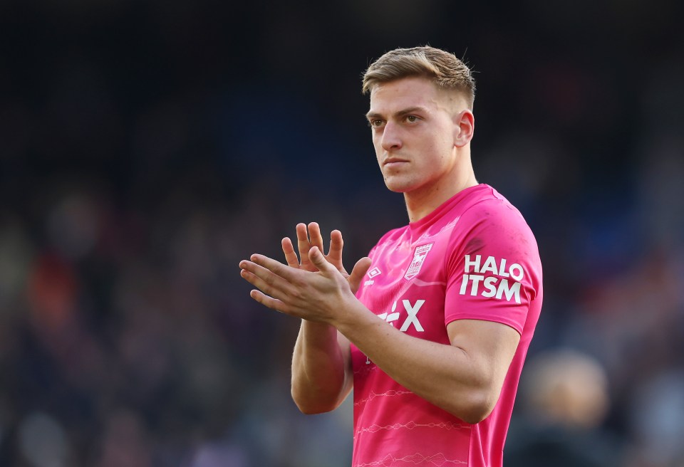 You are currently viewing New club join race for £30m Liam Delap after Man United talks and Chelsea interest