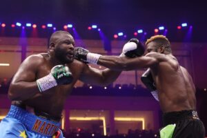 Read more about the article ‘Robbery’ – Fans fume as Martin Bakole vs Efe Ajagba ends in controversy on Canelo Alvarez undercard