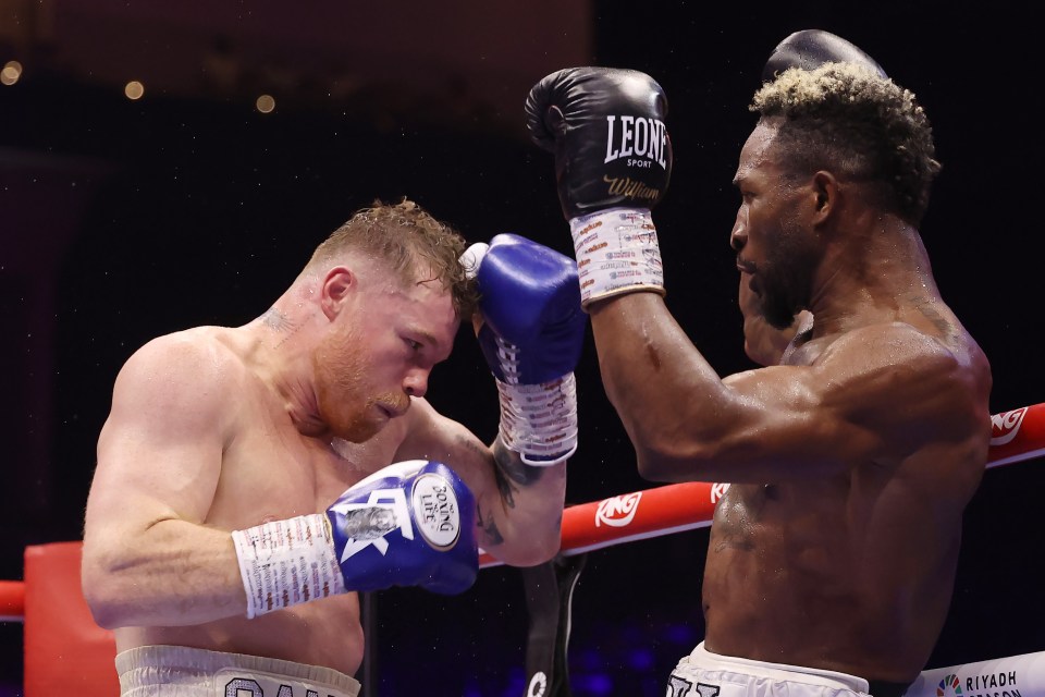 You are currently viewing Jake Paul sends one-word message to Canelo Alvarez after ‘boring’ William Scull fight