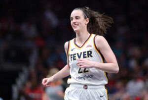 Read more about the article Caitlin Clark comes face to face with Sabrina Ionescu after smashing fellow No. 1 pick’s WNBA landmark
