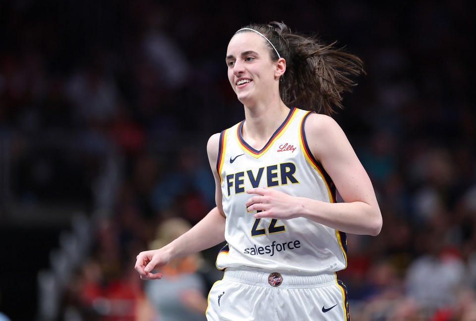 You are currently viewing Caitlin Clark comes face to face with Sabrina Ionescu after smashing fellow No. 1 pick’s WNBA landmark