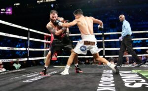 Read more about the article Canelo Alvarez’s ex-rival beaten in  one of boxing’s ‘upsets of the year’ but fans are fuming with scorecards