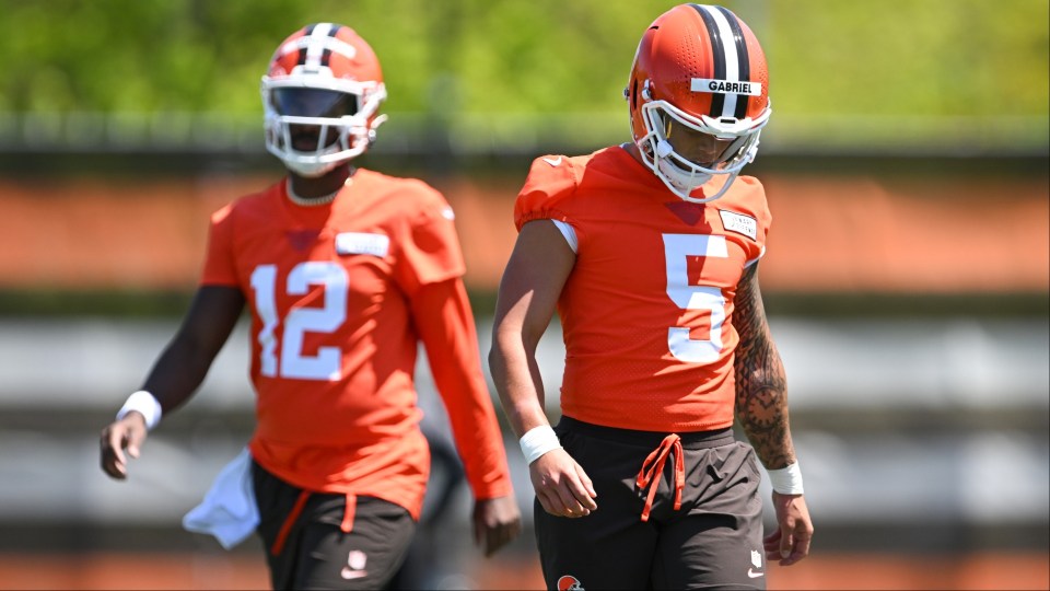 You are currently viewing Shedeur Sanders sends three-word message as rival Browns QB relishes challenge and teammate piles on pressure