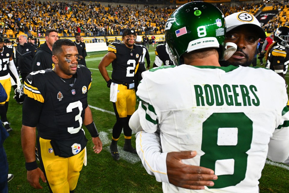 Read more about the article ‘NFL script writers are at it again’ – Aaron Rodgers finally makes up his mind as fans point to ‘conspiracy’