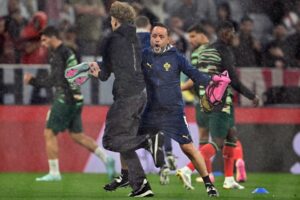 Read more about the article Unseen footage shows pitch invader man-handled by security after trying to get selfie with Cristiano Ronaldo