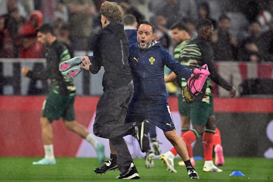 You are currently viewing Unseen footage shows pitch invader man-handled by security after trying to get selfie with Cristiano Ronaldo