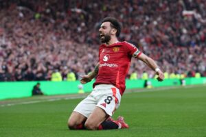 Read more about the article Bruno Fernandes REJECTS £700,000-a-week Al Hilal transfer to stay at Manchester United