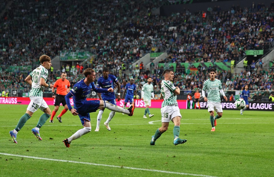 You are currently viewing World class Cole Palmer inspired Chelsea to glory – but here’s why Manchester United star Bruno Fernandes is better