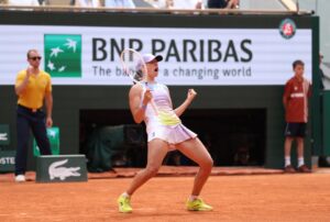 Read more about the article Iga Swiatek joins Rafael Nadal in exclusive five-player club by continuing remarkable Roland Garros streak